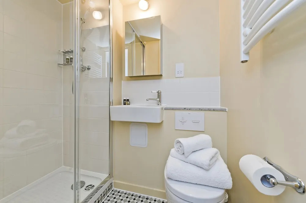 Spacious Studio Suite Near Regents Park