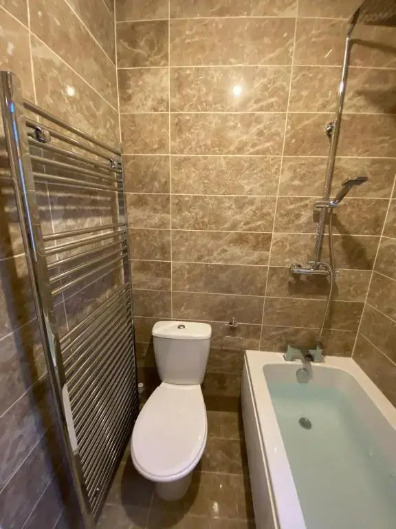 Shirley house 2, Self Catering Guest House, Self Check in, Smart locks, 10 min Walk to Southampton General, Aspire and Princess Anne Hospitals, Access to Fully Equipped Kitchen, Excellent Transport Links, Ideal for Longer Stays and Hospital Shifts