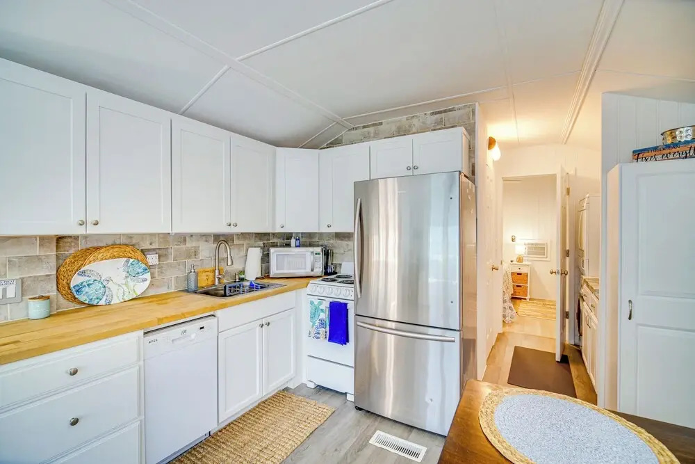 Island Cottage in Jensen Beach w/ Pool Access!