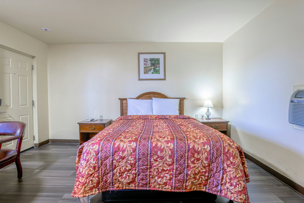 Whispering Pines by Hotel O White stone VA