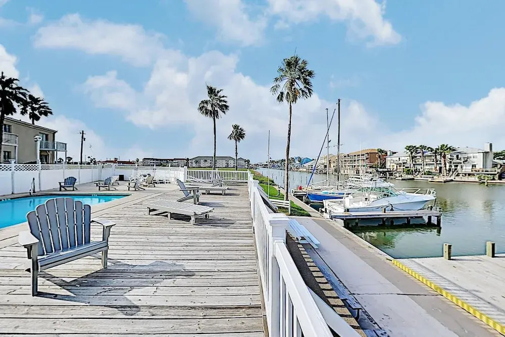 Canal-front Corner W/ Pools - Near The Beach! 1 Bedroom Condo