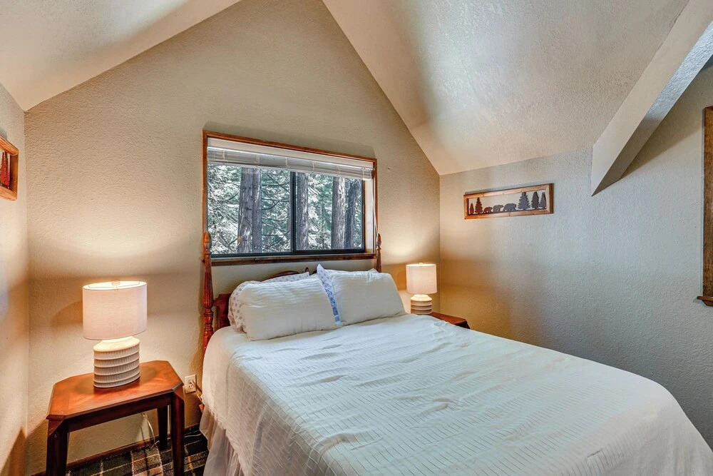 Spacious Retreat w/ Backyard: 1 Mi to Lake Almanor
