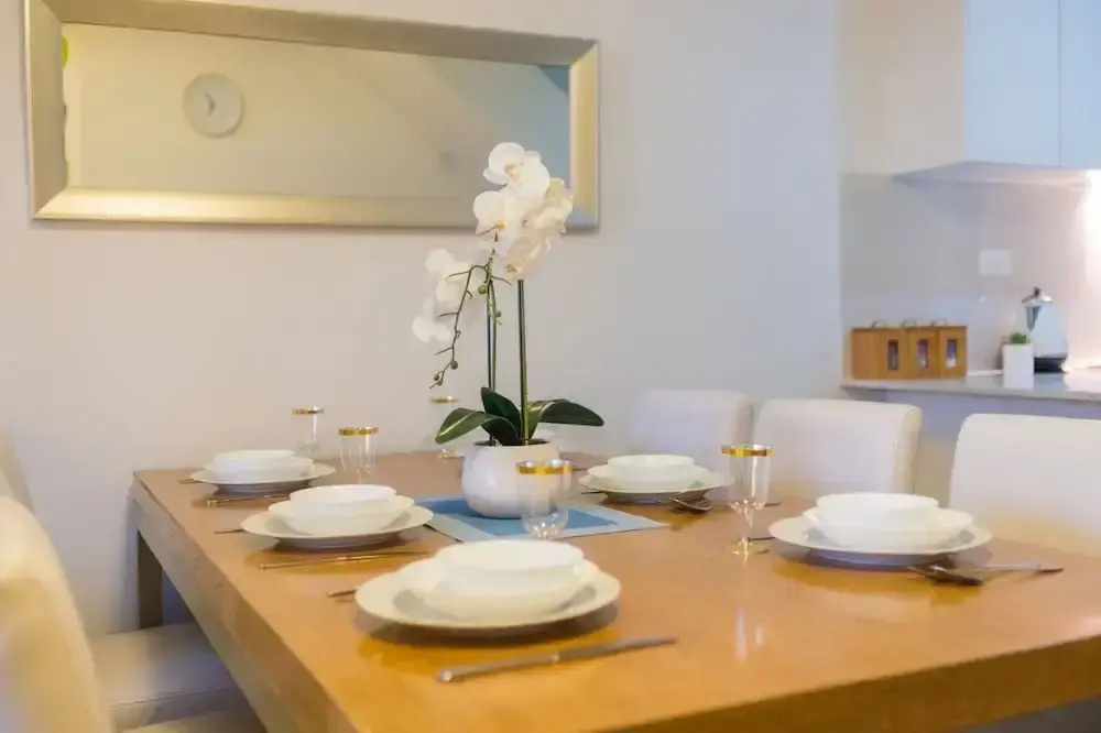 Near Airport & Train Station Stylish Two-Story Apartment