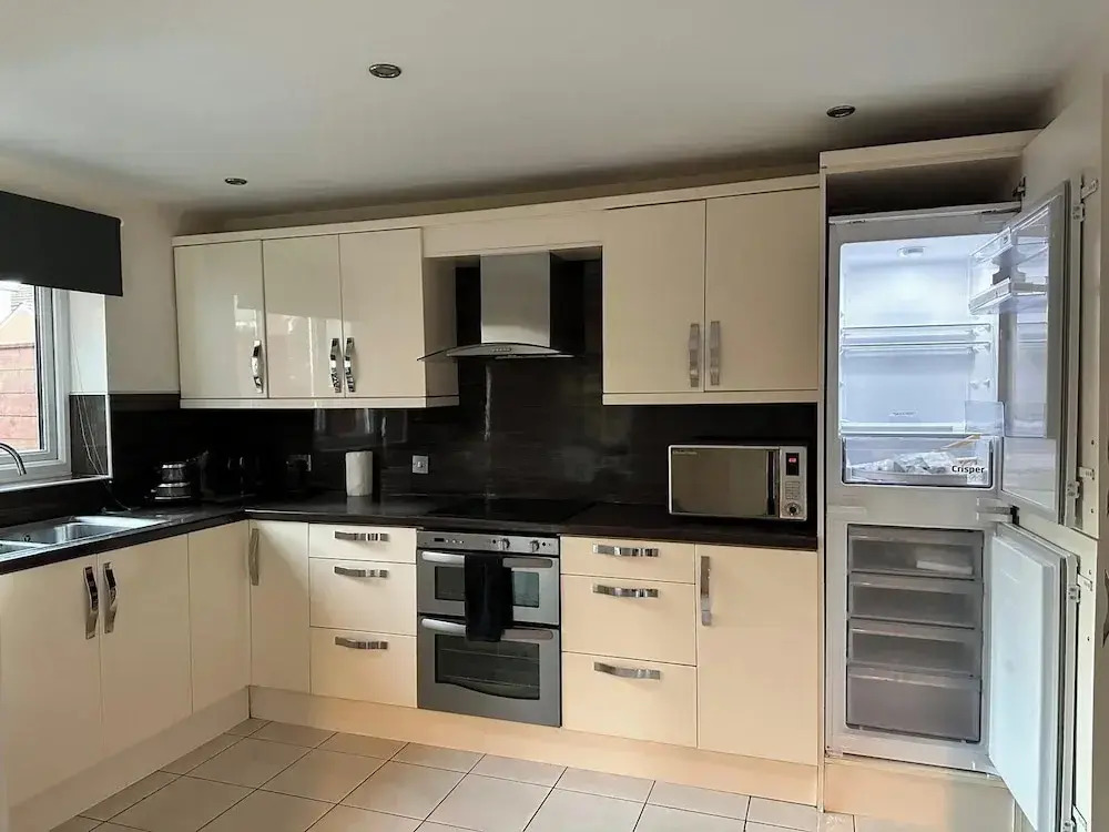 House - Sleeps 12 - Parking - Wifi