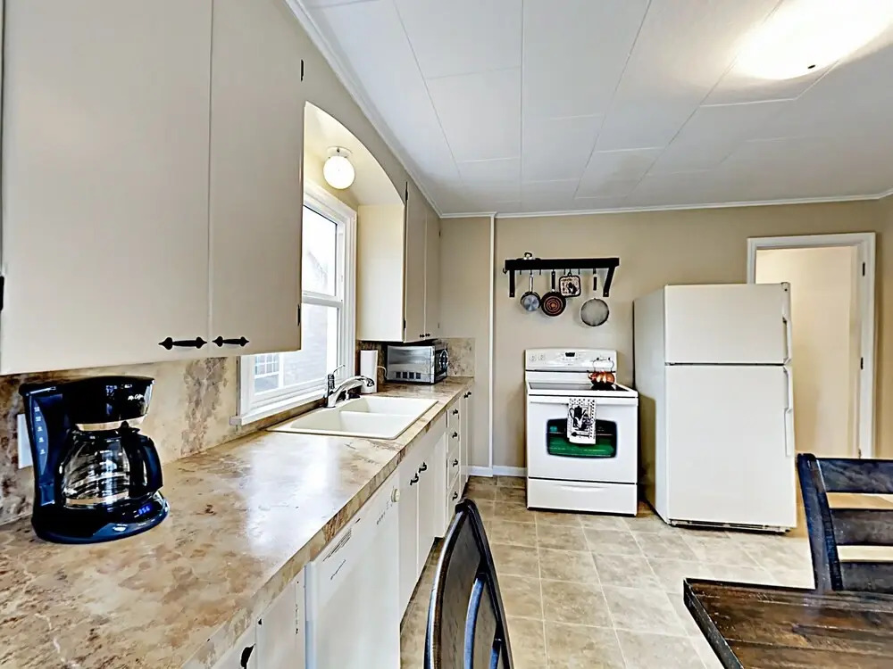 Ocean-View Beach - 6 Br Home