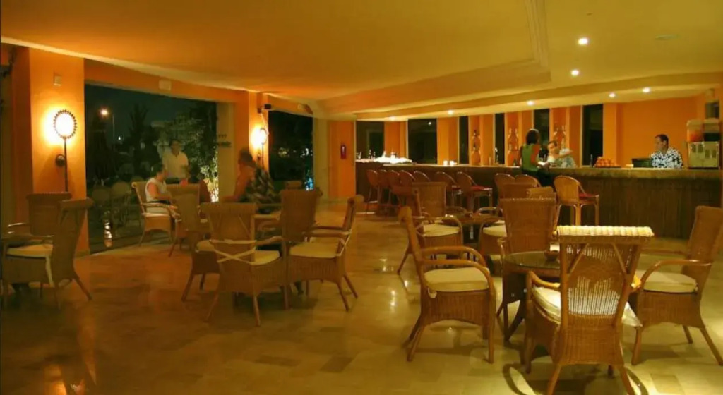 Отель African Queen Hotel