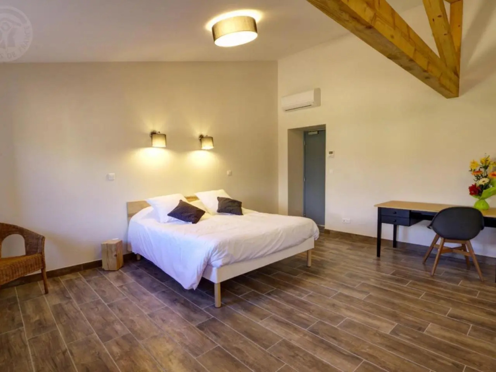 Gîte spacieux avec espace extérieur et jacuzzi à Montchal - FR-1-496-234