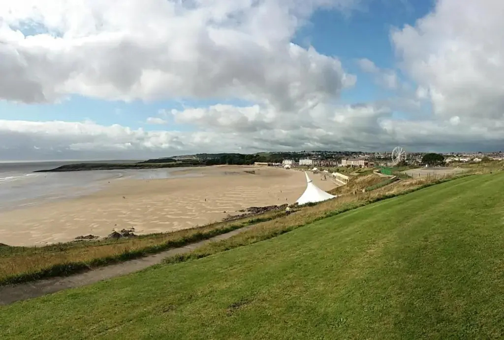 Spacious townhouse with sea views near Cardiff