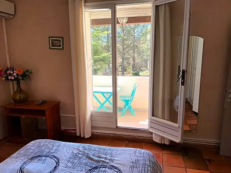 Chambre basilic 2p, 2 nuits max, dans petit chalet 6km du festival de piano de la roque danthéron