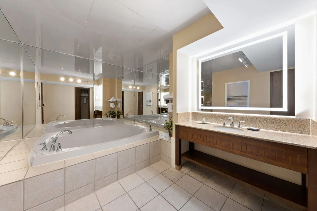 Wyndham Riverfront Hotel