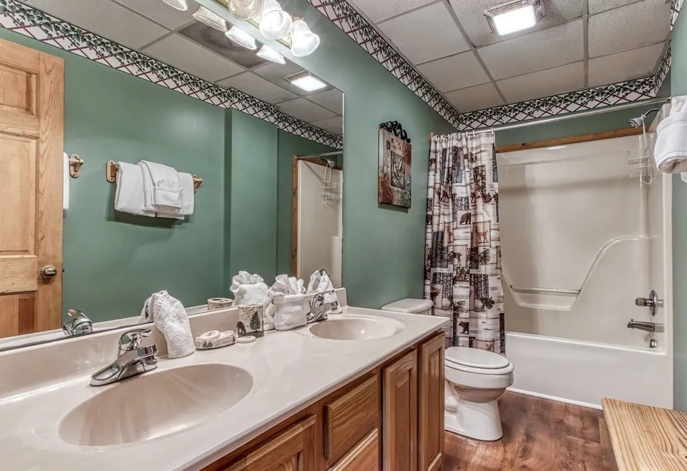 ER92 - Virginias Villa - Great location! Close to all the action! cabin