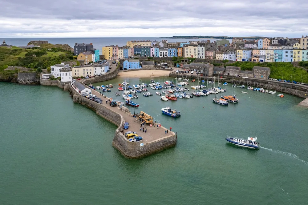 Tenby Studio Apartment - Stroll to Beach and Town