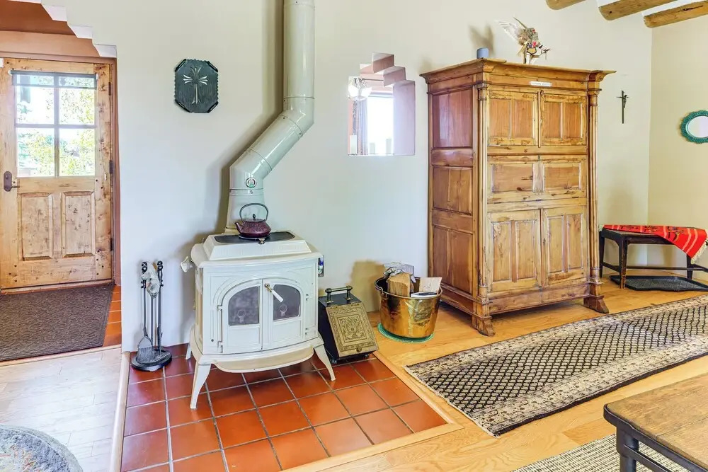 14 Mi to Taos Ski Valley: Mtn-view Gem w/ Patio!
