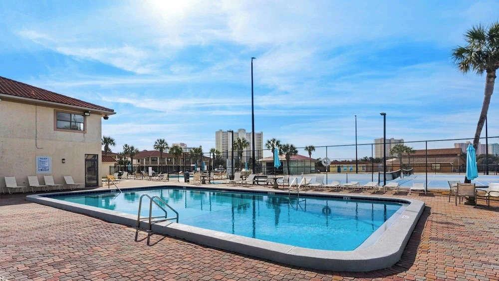 Sleeps 10, 4 Pools, Mini-golf Fun + Free Tickets: Dolphin Cruise & More