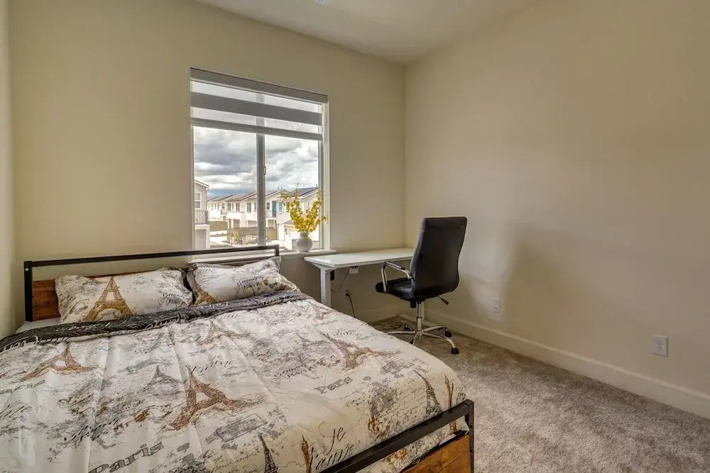 California Midterm Rental With Fenced Yard!