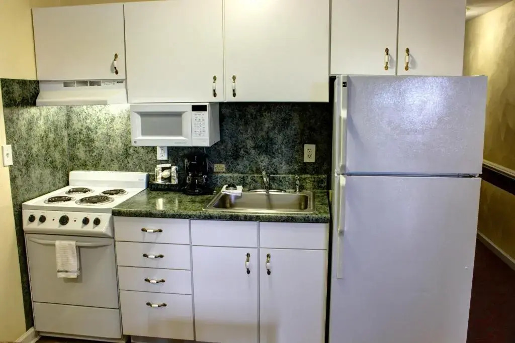 Luxbury Inn & Suites