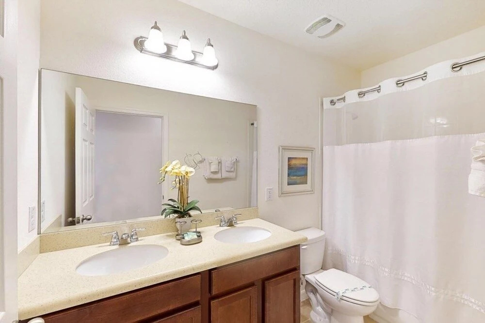 Just Reduced Beautiful 5 Bed Pool & Lots Of Space 5 Bedroom Home by Redawning