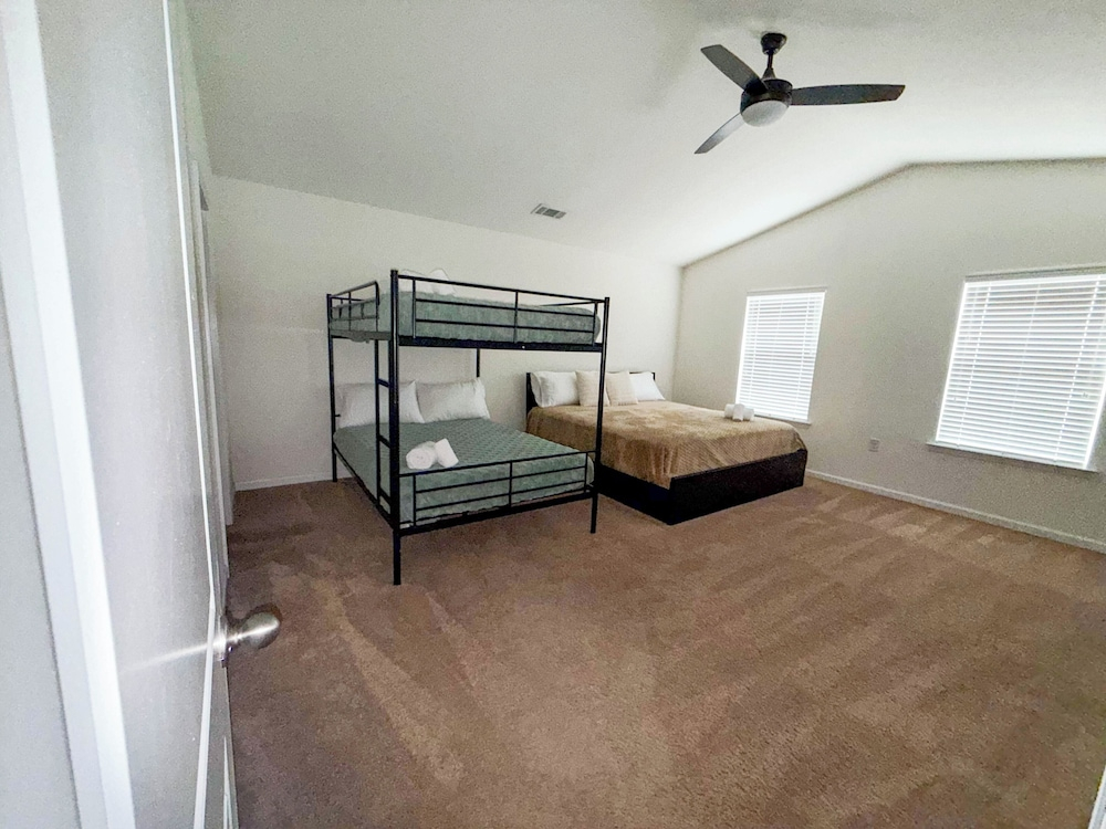 Modern 4 Bedroom Home Near Uptown