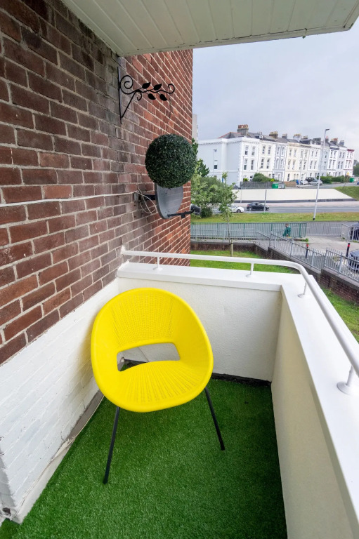 PickThePlace 3-bedroom Plymouth apartment
