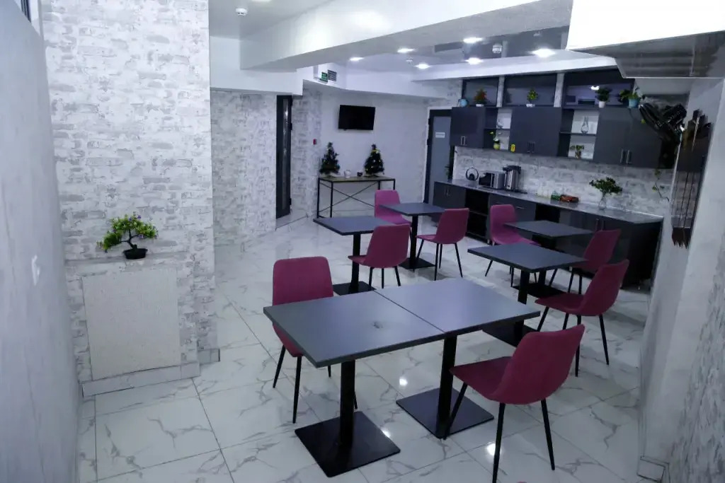 APPLE hotel