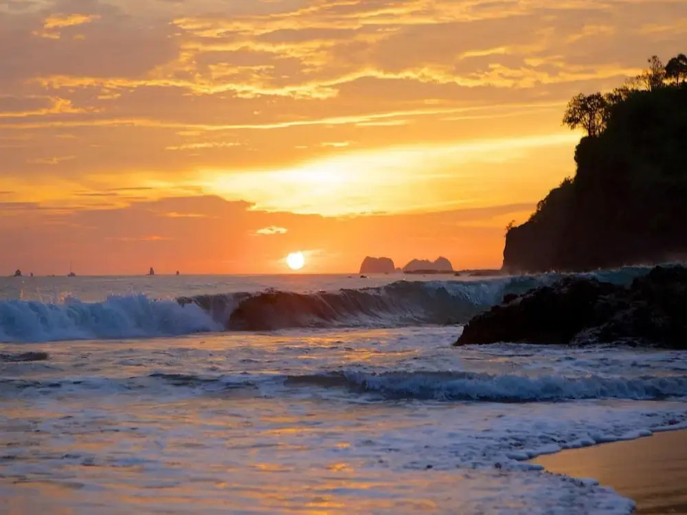 Tropical Condo with Spectacular Ocean Views, Panoramic Dining Terrace & Quick Walk to Beach