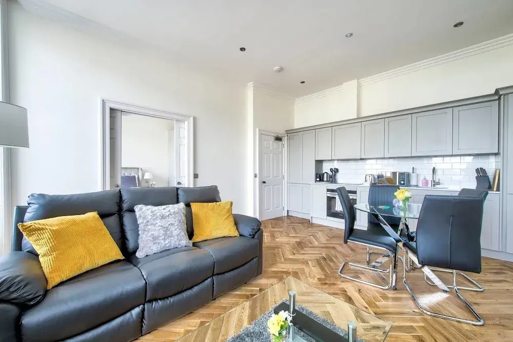Modern Home 5 Minutes Walk From Princes Street