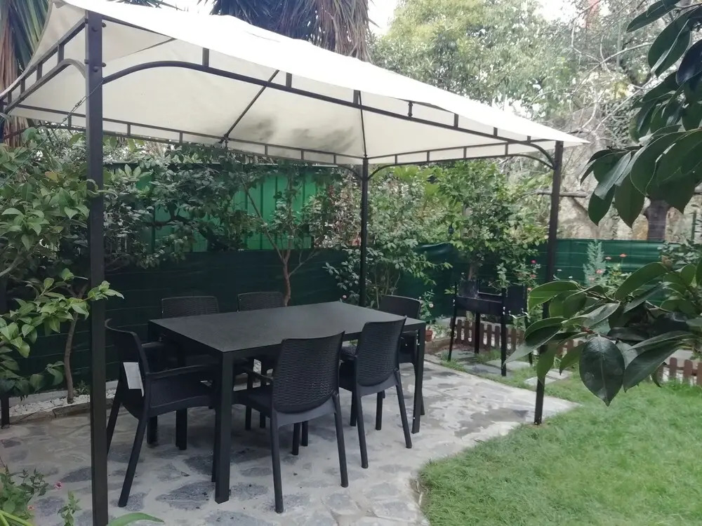 Roel Garden View