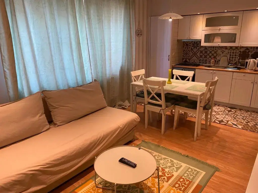IGI WHITE FLAT with free private parking