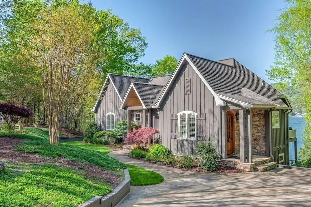 new Lakefront With Canoe, Game Room And Boat House!! 5 Bedroom Home