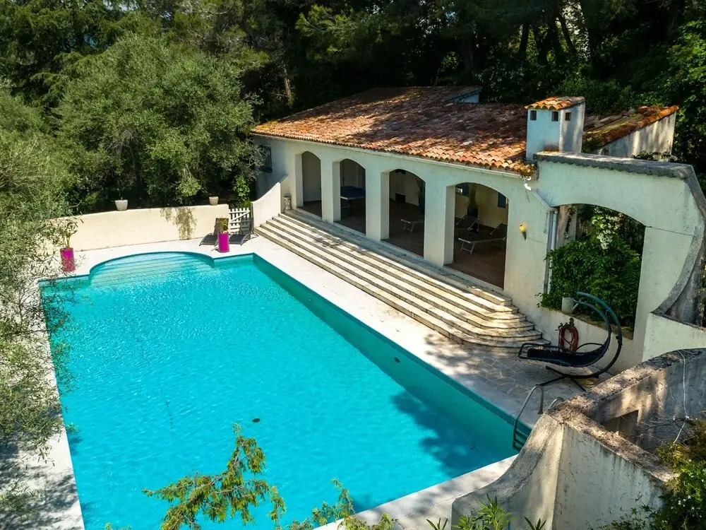 Spacious Villa in La Gaude With Swimming Pool