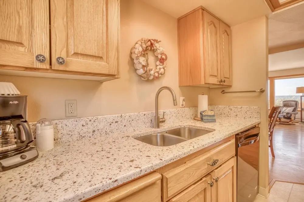 Breathtaking Ocean Views and Luxurious Comfort - Charming Beach Retreat