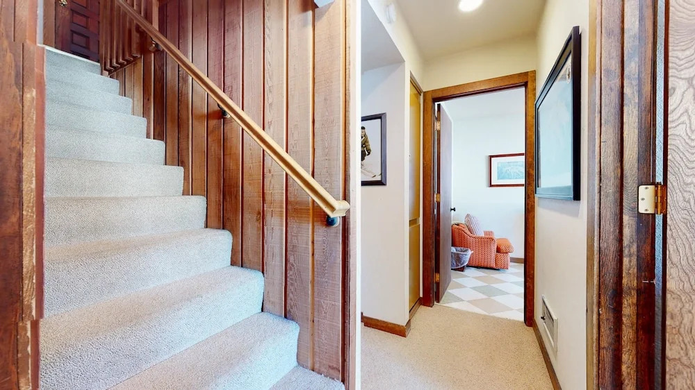 Mammoth West 140 Pet-Friendly Updated Condo, Just A Short Walk to Canyon Lodge by RedAwning
