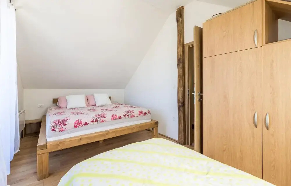 Awesome Caravan in Slunj with Hot Tub, WiFi & 2 Bedrooms