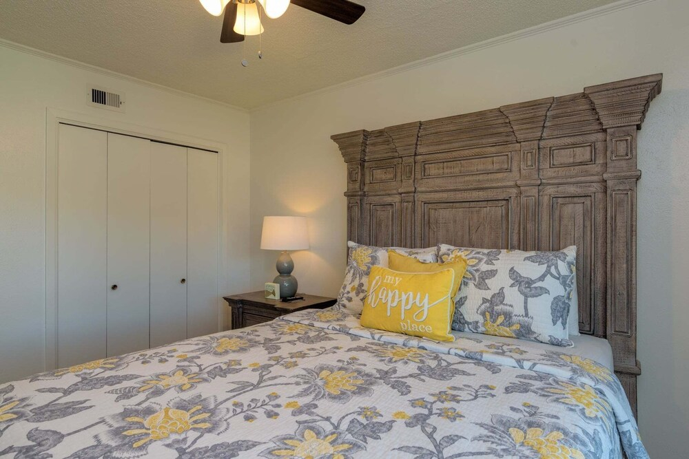 Modern 3br Condo Sleeps 6 Near Beach 3 Bedroom Condo