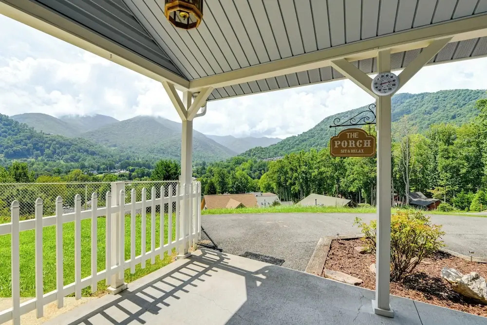 Ski, Hike & Fish: Mtn-view Maggie Valley Retreat