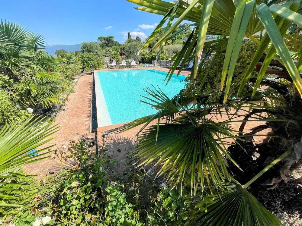 Apt 5 - Wondrous Infinity Pool, Extensive Grounds in Spoleto. Sleeps 4