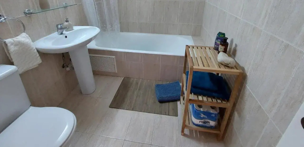 Queens Gardens suite by the sea, pool and mall