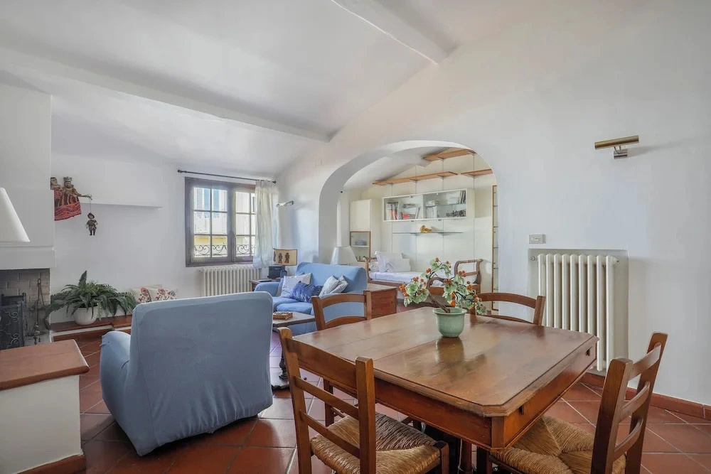 Bright Last-Floor Apartment with Terrace