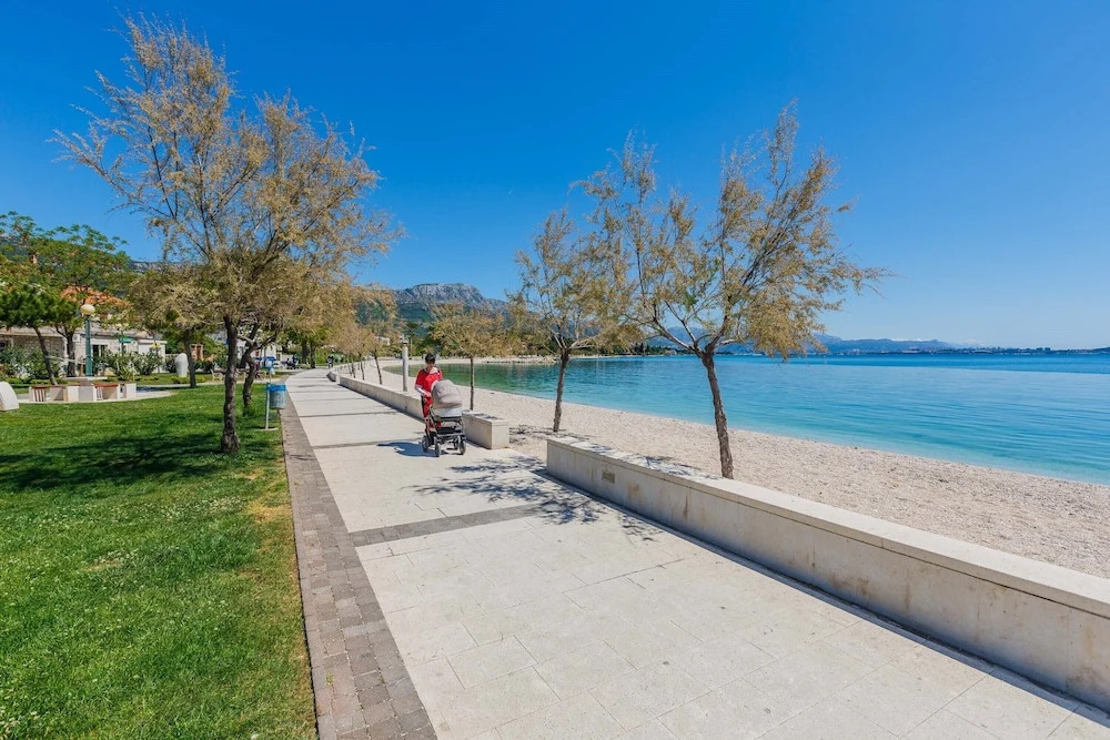 Seafront Spacious Apt, 120 m2 Size, in the Center