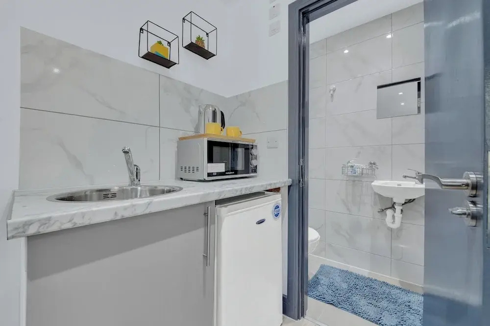 Serviced Ensuite Studio in Feltham London Heathrow