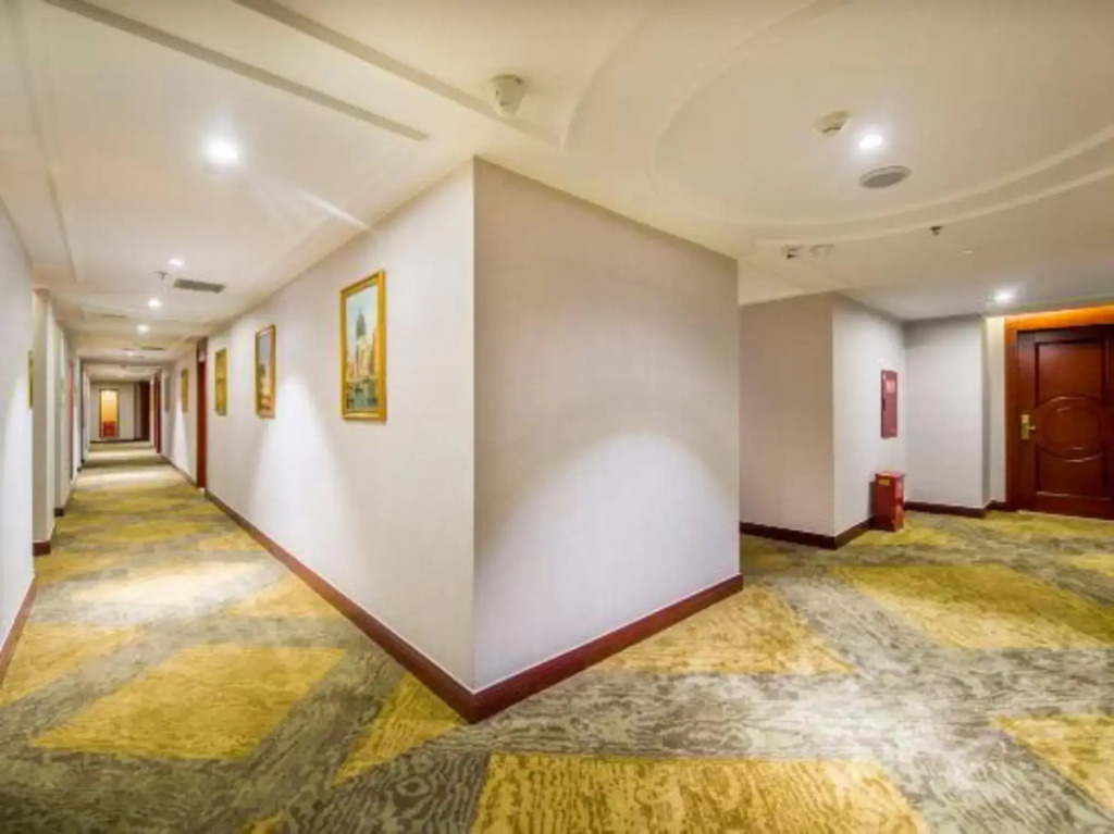 Vienna Hotel (Chongzhou High Speed Railway Station)