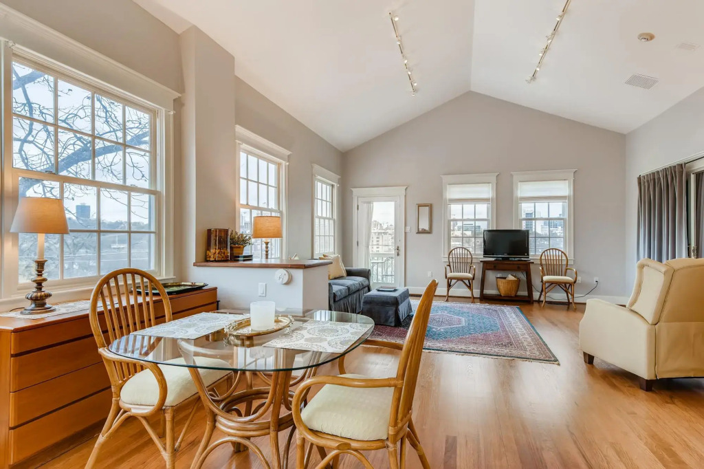 Texas Capitol Loft - 30 Day or More Rental - by PMI Austin Metro