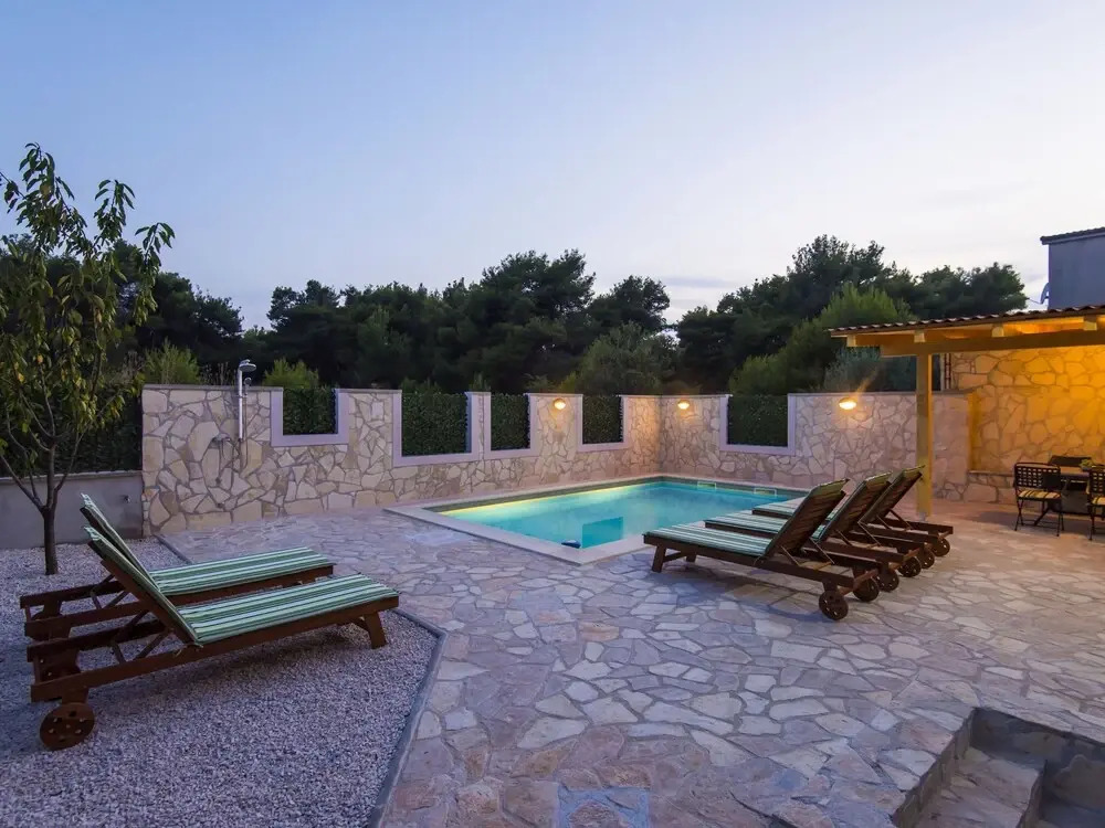 Lovely Holiday House With Private Swimming Pool, Charming Covered Terrace, BBQ