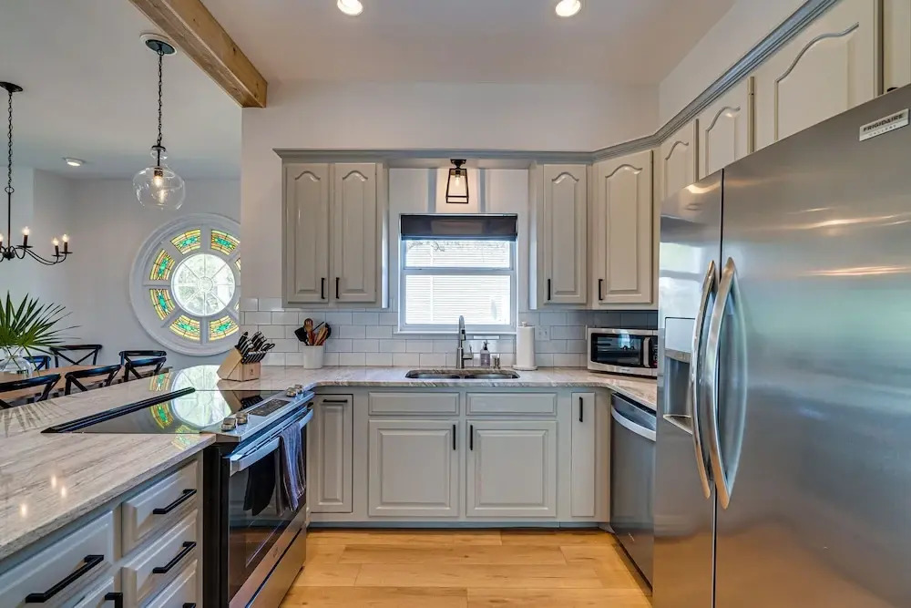 Magnolia Charms by Avantstay 2 Mins TO Beach Pet Friendly, BBQ & Balcony Views!