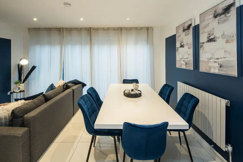 Charming 2-bed House in Central