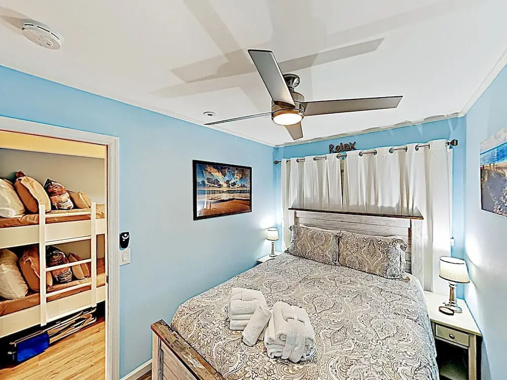 New Listing! Updated Condo - 25 Yards To Beach Condo