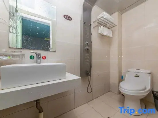 Hengji Hotel (Shanghai Hongkou Football Stadium Dongbaoxing Road Subway Station)