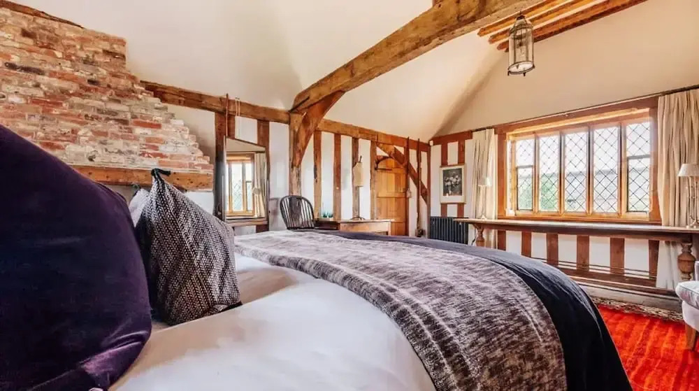 Lavish Tudor Estate Gardens - Sleeps 25
