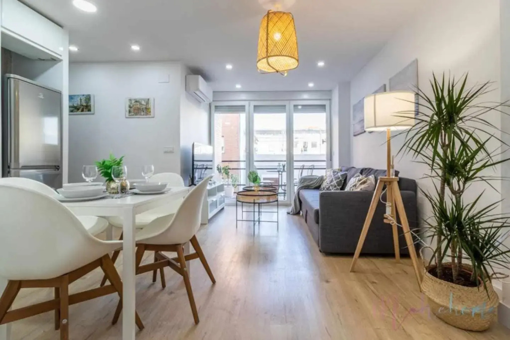 Apartamento 2 en Estadio del Sevilla, 3 habitaciones,4 camas y metro