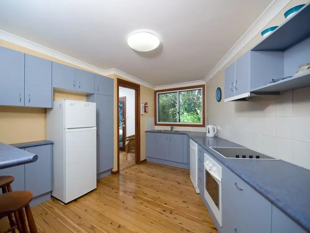 Baggies On Dutchies, 9 Burbong Street - Large pet friendly house with spectacular waterviews, Wi-Fi and air con